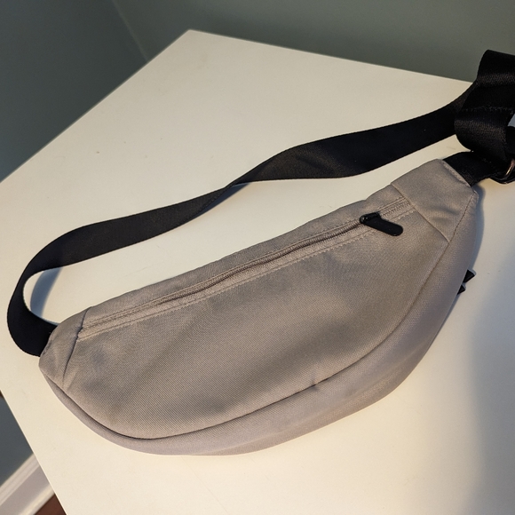 Everlane The Renew Transit Fanny Pack Warm Quartz - Picture 5 of 5